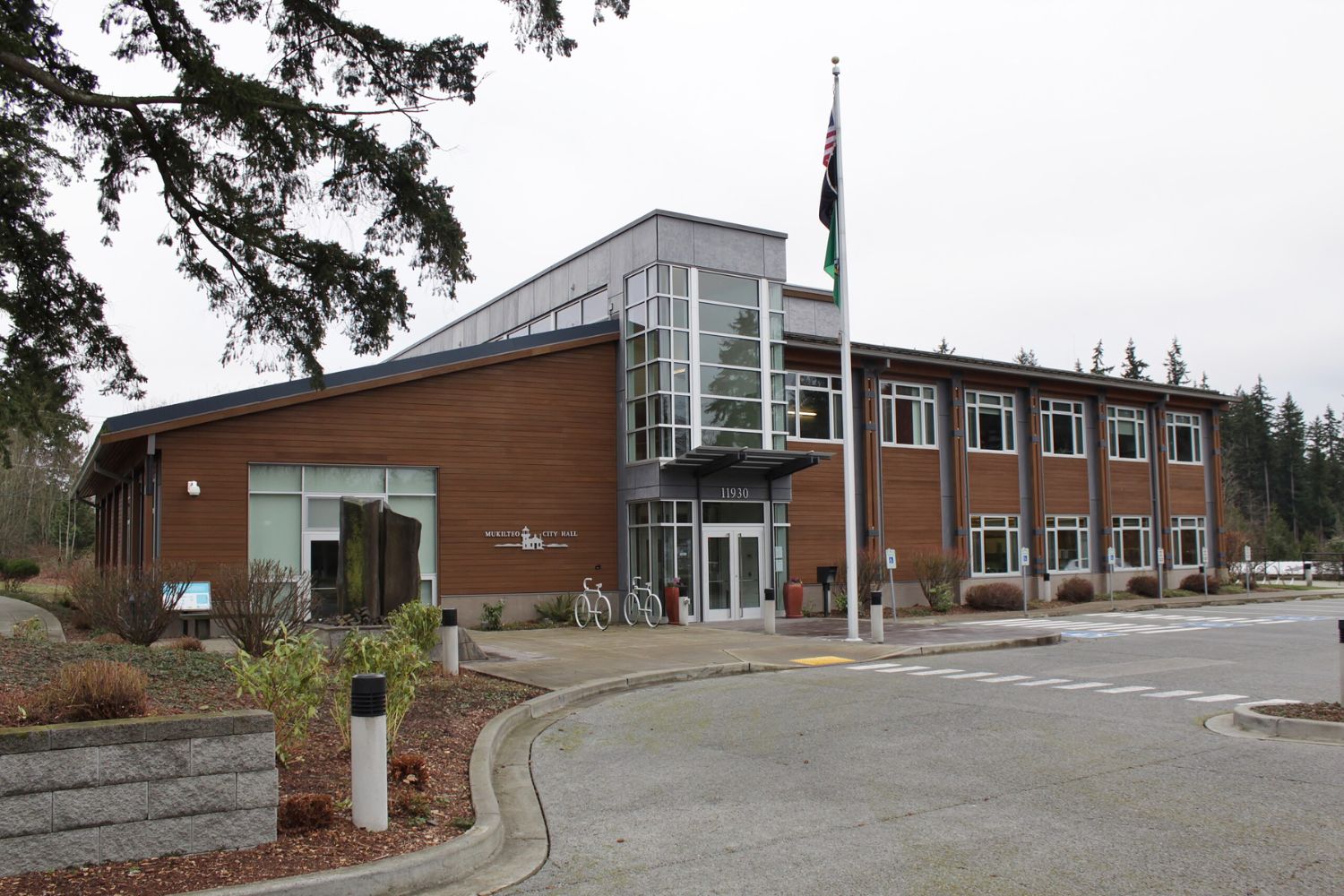 An image of the Mukilteo City Hall - photo by SounderBruce for Wikimedia Commons.